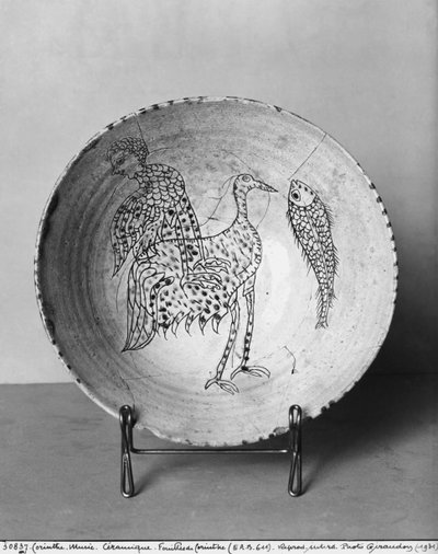 Piatto decorato con uccelli e un pesce trovato durante gli scavi di Corinto da Byzantine